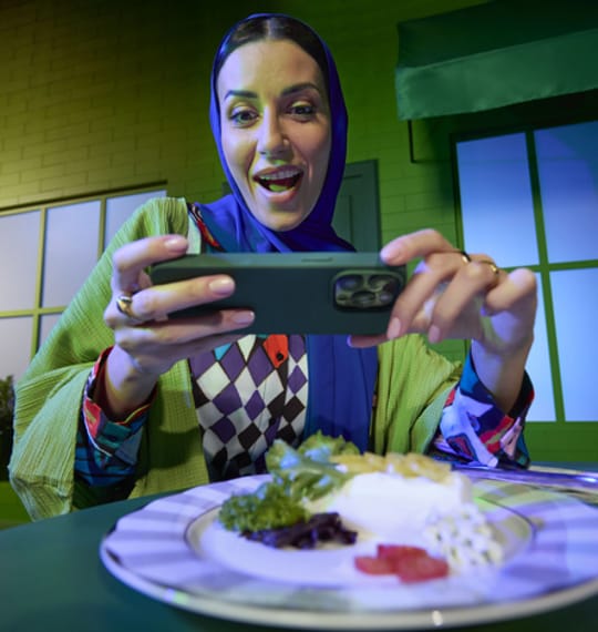 SOLO PACKAGES_TAKING PICTURES OF DISH WITH MOBILE_00132.webp