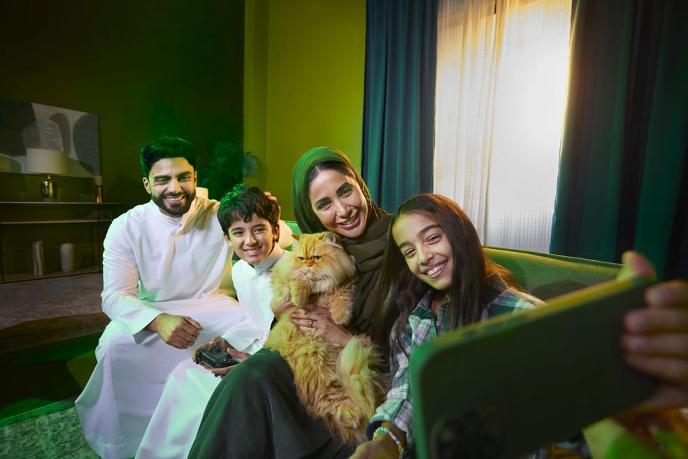 FAMILY ENJOYING ON TABLET_0909.webp