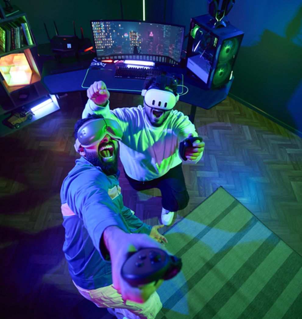 20241119_SALAM MOBILE_SHOT_17_B2C_HOME_MOBILE_GUY ENJOYING VR_00739.webp