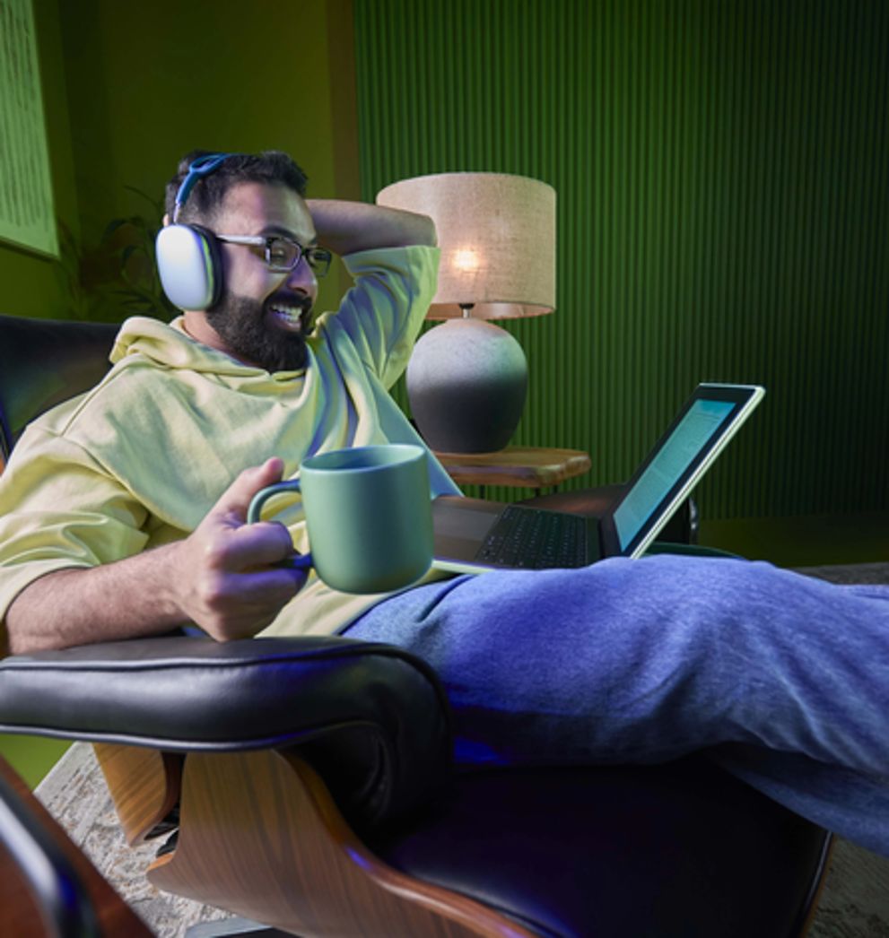 20241119_SALAM MOBILE_SHOT_51_B2C_SOLO PACKAGES_MALE READING E-BOOKS_00523.webp