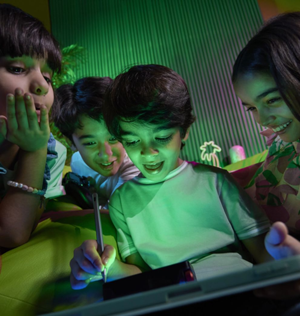 THEMATIC_KIDS DRAWING WITH IPADS_1252.webp