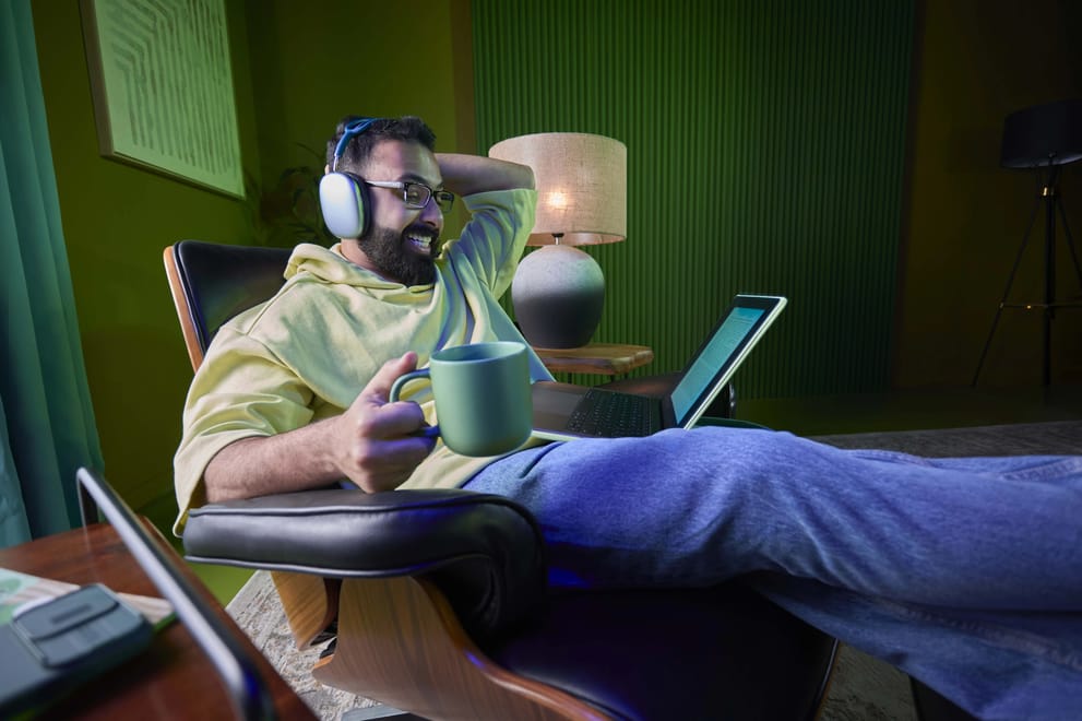20241119_SALAM MOBILE_SHOT_51_B2C_SOLO PACKAGES_MALE READING E-BOOKS_00523.webp