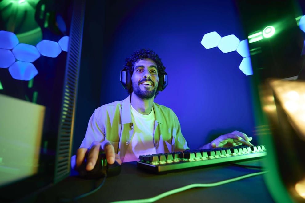 20241119_SALAM MOBILE_SHOT_04_B2C_HOME_MOBILE_MALE PLAYING VIDEO GAME_00798.webp
